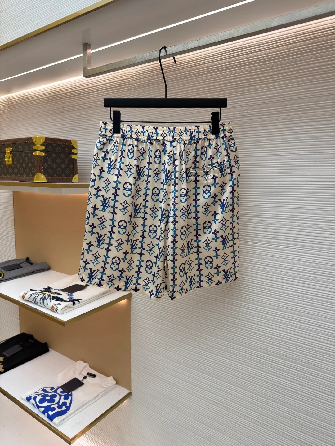 LOUIS VUITTON Overlap pattern printed mulberry silk shorts ●Original version: purchased and developed by 13667 ●Item number: 1682541-A60 ●Fabric: cotton fabric ●Technology: printing production ●Color: apricot ●Version: fitted version ●Weight: about 165 grams ●Size: 46-48-50-52 ●Description: These all-over presbyopia shorts are made of high-count silk blended fabric. The fabric is pre-washed and feels smooth and soft. It has good breathability and drape, and is comfortable and non-restrictive when worn next to the skin. The classic presbyopia pattern printed all over the body is made using digital direct printing technology. The colors are distinct and the pattern is precise. It is not easy to fade or smudge after high-temperature fixation treatment. The presbyopia elements are neatly arranged to show brand recognition. The shirt is designed with a Cuban collar, the neckline is smooth and natural, and the buttons at the placket are made of custom mother-of-pearl buttons, which have a warm and shiny texture. The overall cut is a loose silhouette, the shoulder joints are straight and fine, the cuffs are designed with short sleeve cuffs, customized accessories and three labels are complete, and the details and craftsmanship show the level of luxury. It is suitable for various wearing scenarios such as leisure vacations and daily outings. The overall wiring is straight and delicate, the fabric is comfortable and soft, and the color is consistent without color difference. It can be matched with the same style to create a fashionable look and control various occasions. Customized accessories, complete with three standards, same style for men and women!